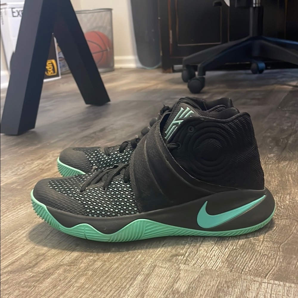 Rare Nike Kyrie 2 size 9 men’s